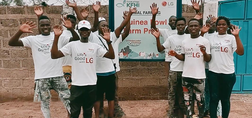 photo of Ghanaians who participated in the LG Embasser program saying hello with a bright smile