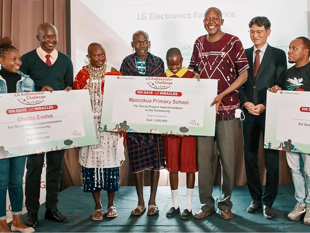 photo of Kenyans who participated in the LG Ambassador program holding prize boards